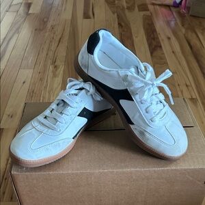 No Boundaries White and Black Low-Profile Women's Sneakers